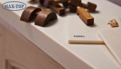 Общий вид готовой столешницы из кварцевого агломерата 12003 - Молочный янтарь